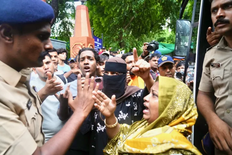 India protesters hold sit-in as police crack down